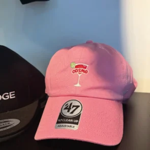 une casquette rose le cocktail signature cosmo de Shawbridge