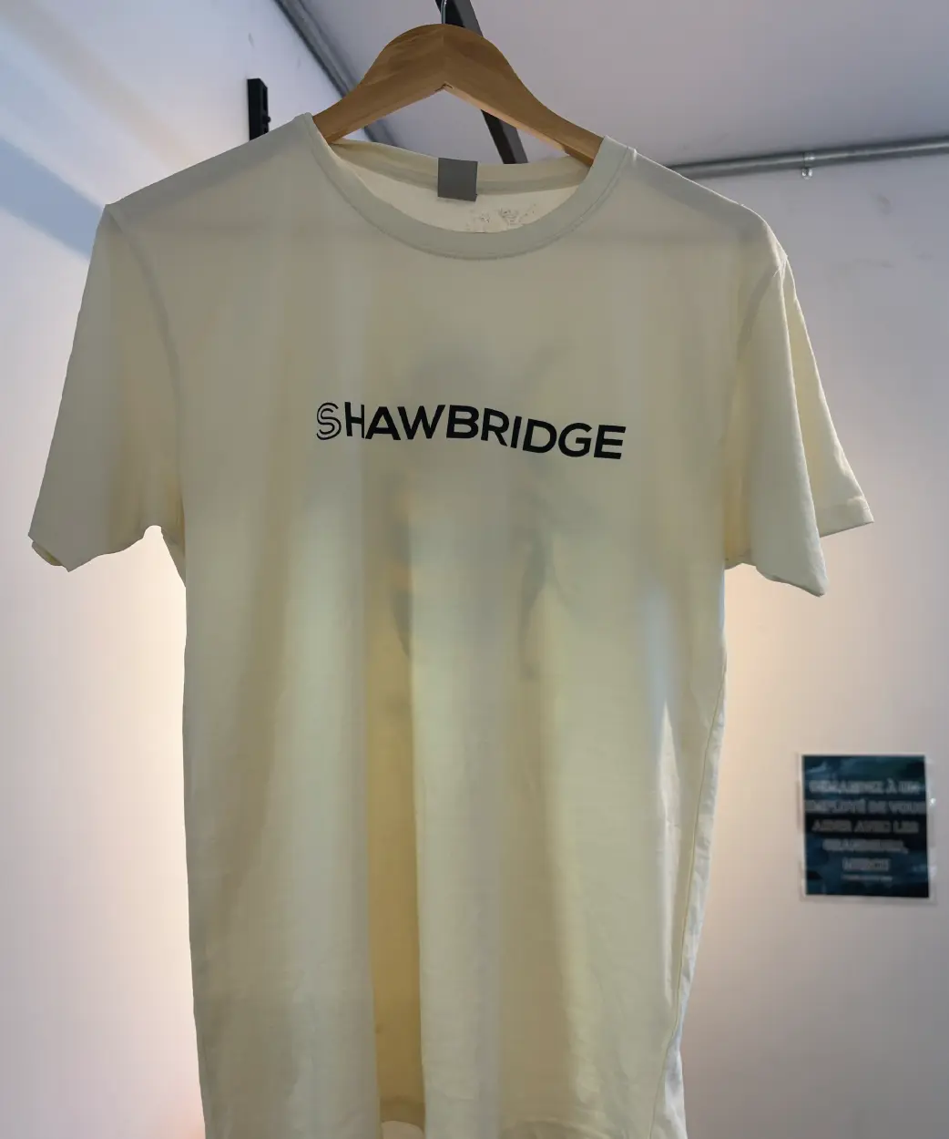 Un chandail jaune avec une abeille, une bière classique blonde au miel signée Shawbridge