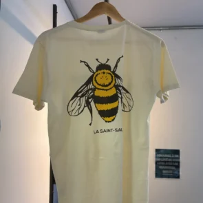 Un chandail jaune avec une abeille, une bière classique blonde au miel signée Shawbridge