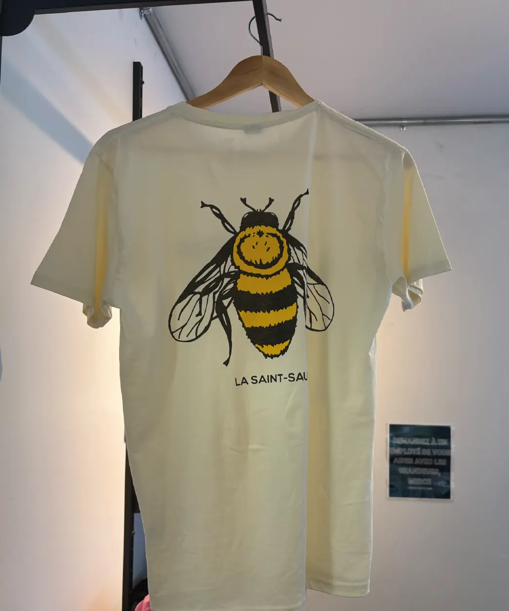 Un chandail jaune avec une abeille, une bière classique blonde au miel signée Shawbridge