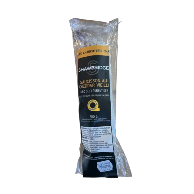 Saucisson au cheddar vieilli préparé par Shawbridge dans les Laurentides vendue en épicerie