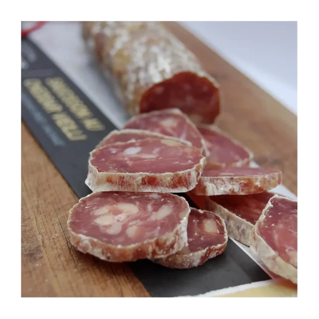 Saucisson cheddar vieilli tranché des Laurentides une charcuterie préparée par Shawbridge vendue en épicerie