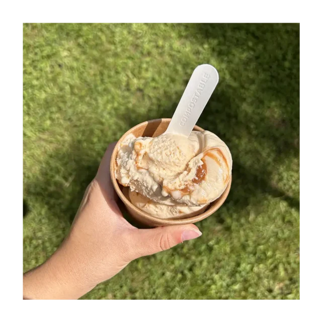 une gelato au caramel et beurre salé à manger sur place