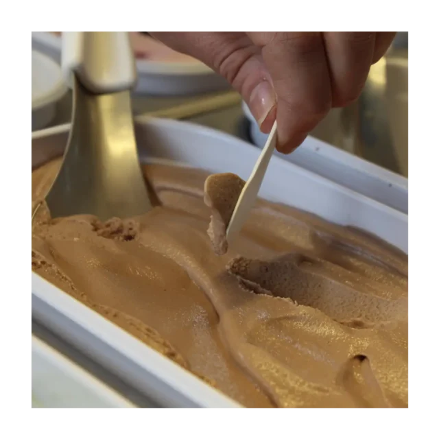 Gelato maison au chocolat au lait préparée par Shawbridge disponible dans les Laurentides