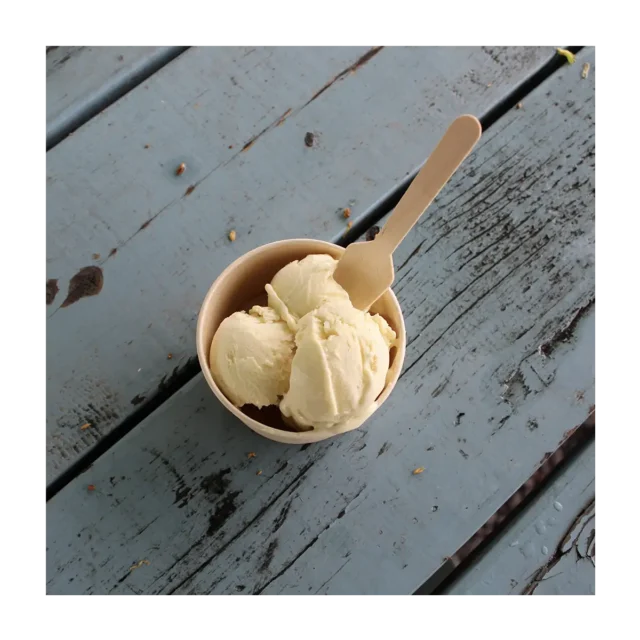 Gelato maison à la noix de coco préparée par Shawbridge disponible dans les Laurentides