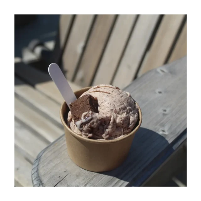 Gelato maison à la vanille et aux brownies préparée par Shawbridge disponible dans les Laurentides
