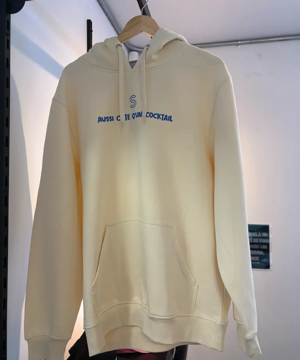 Un hoodie jaune Pina Colada un cocktail signature signé Shawbridge