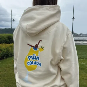 Un hoodie jaune Pina Colada un cocktail signature signé Shawbridge
