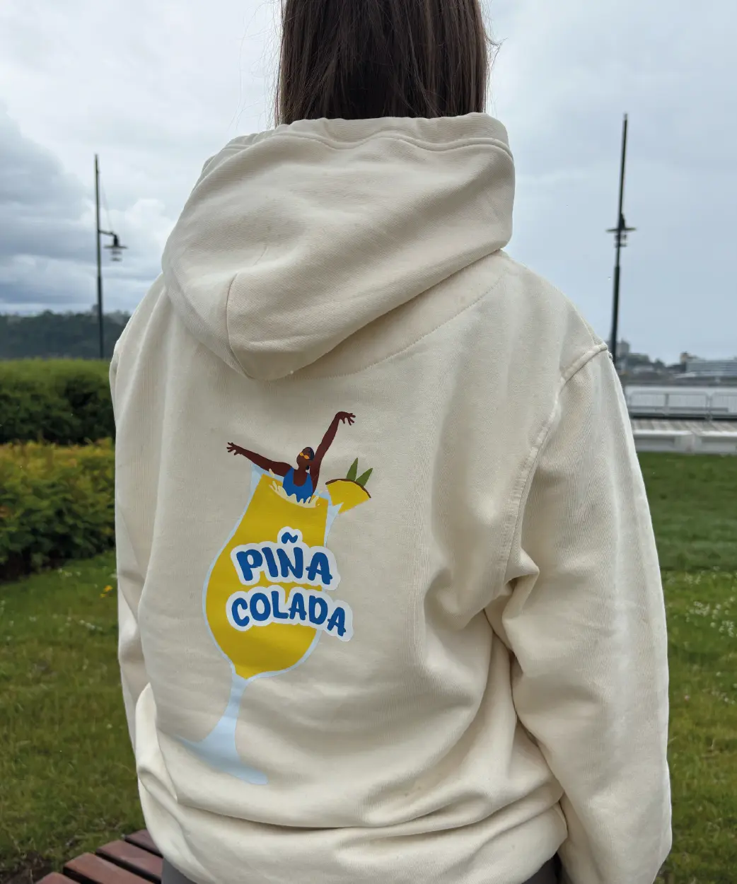 Un hoodie jaune Pina Colada un cocktail signature signé Shawbridge