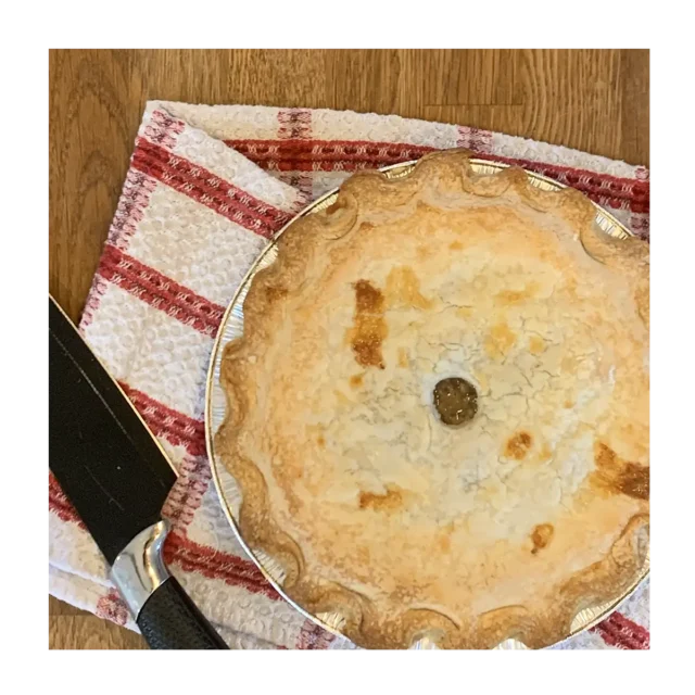 Une tourtière grand-mère préparée par Shawbridge à Prévost dans les Laurentides vendue en épicerie