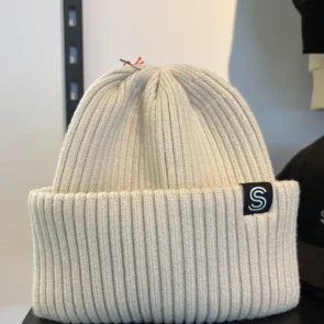 une tuque beige avec le logo de Shawbridge