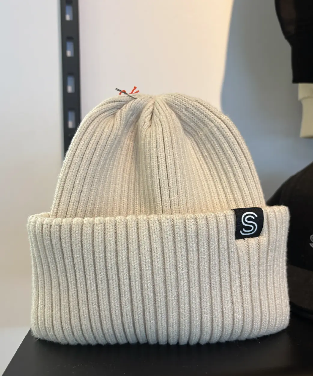 une tuque beige avec le logo de Shawbridge