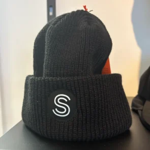 une tuque noire avec le logo de Shawbridge