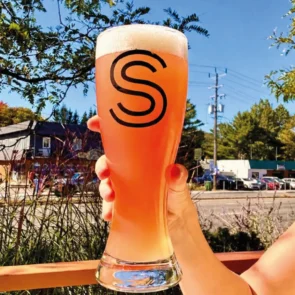 un verre de 20 oz de blanche aux fruits signé Shawbridge