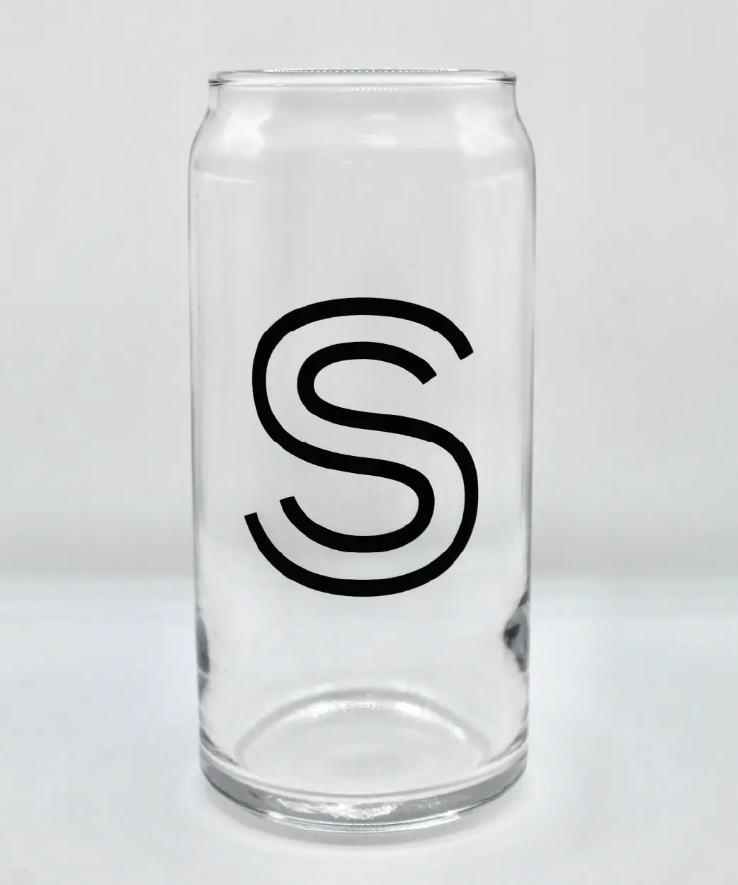 un verre de bière en format de cannette signé Shawbridge