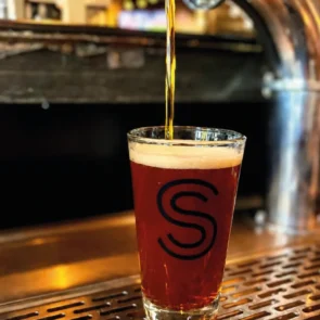 un verre de rousse futée de Shawbridge