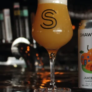 un verre de bière tiku signé Shawbridge avec la bière blanche à l'orange