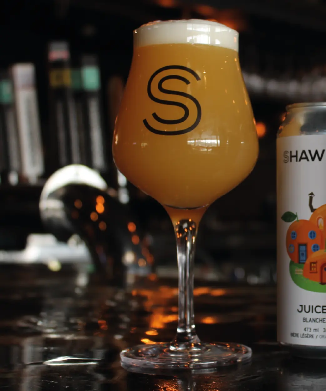 un verre de bière tiku signé Shawbridge avec la bière blanche à l'orange